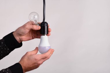 Enerji tasarruflu ampul konsepti. Parlayan ampulü LED bir ampulle değiştir.