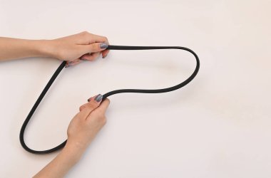 Jeneratör kayışı elinde. araba parçaları