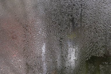 Bardağa bir damla su. ıslak pencere