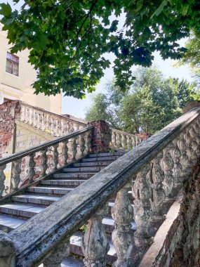 Merdivenler ve eski büyük ev balyaları. dikey