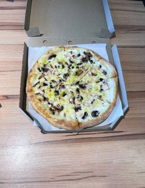 Masadaki kutuda pizza. dikey