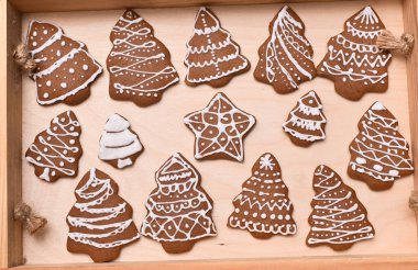 Noel ağacı ve kar taneleri şeklinde zencefilli kurabiyeler