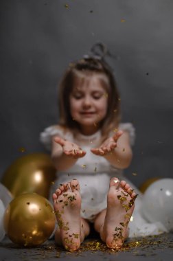 Bir çocuğun doğum gününü kutlama konsepti. Balonlu ve şekerli bir kız