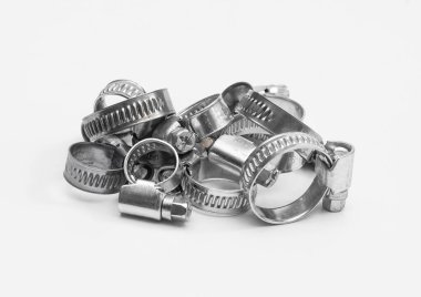 Metal boru kıskaçları. beyaz arkaplanda