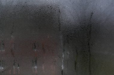 Pencerenin ıslak camında su var.. 