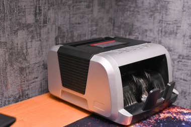 Masada modern para sayma makinesi