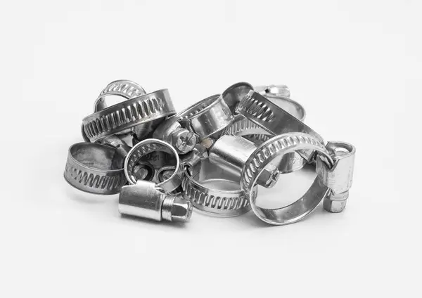 Metal boru kıskaçları. beyaz arkaplanda