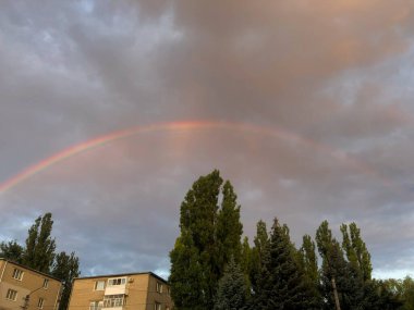 Gökkuşağı evlerin üstünde