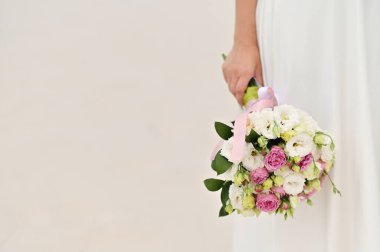 Buket, gelinin elinde. Beyaz arka plan. maket yap