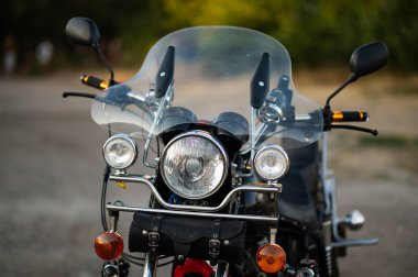 Motosiklet gidonu yakın planda. ön görünüm
