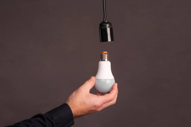 LED lamba elinde. yakın plan