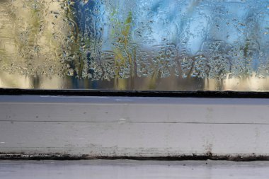 Pencere camına damlatıyor. Yüksek nem ve küf kavramı