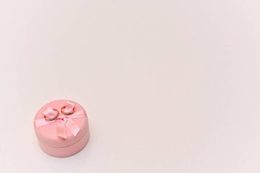 İki alyansı olan bir hediye kutusu. maket yap