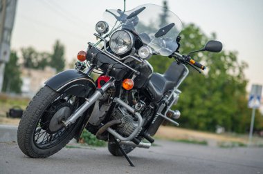 Siyah bir retro motosiklet ayakta duruyor. siyah motosiklet 