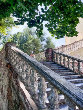 Eski bir binanın çökmekte olan merdivenleri. 