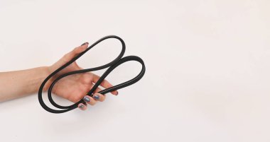 Beyaz arkaplandaki araba jeneratörü kayışı