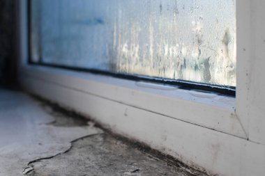 Penceredeki küf, camdan akan su. Kötü ısıtma. Konsept