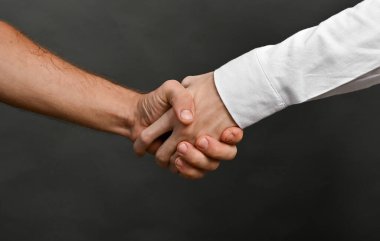 Bir yetişkinle genç bir adamın tokalaşması. konsept