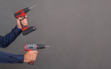 Gri arka planda kablosuz tornavidalar var. Boşluğu kopyala