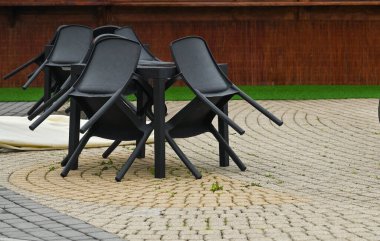 Siyah sandalyeler dışarıdaki kafedeki siyah masanın yanına kaldırılır. Kapanış konsepti