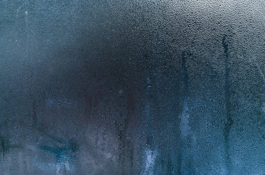 Islak bardağa bir damla su. yoğunlaştır