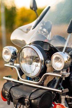 Yakın planda bir motosikletin farını gördüm. dikey