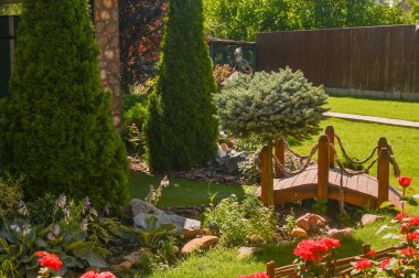 Avluda küçük tahta bir köprü..