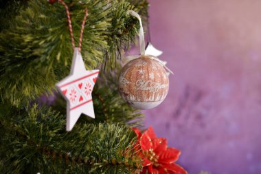 Yeni yıl geçmişi. Oyuncak ve yıldızlı bir Noel ağacı. Boşluğu kopyala