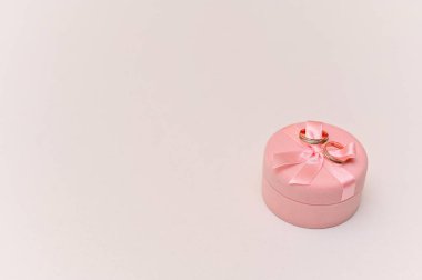 Bir hediye kutusunda iki altın alyans. Boşluğu kopyala 