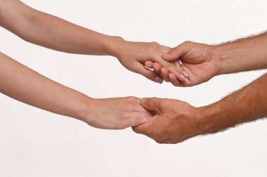 Kadın elleri beyaz arka planda erkeğin elinde. izole et