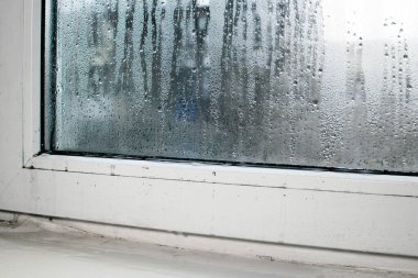 Yüksek nem nedeniyle ıslak pencere camı