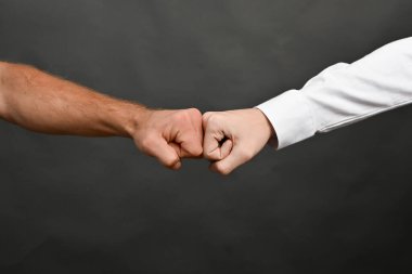 İki yumruğun çarpışması. Rekabet veya onay kavramı.