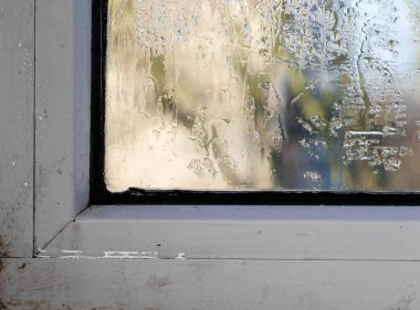 su plastik camda yoğunlaşır.