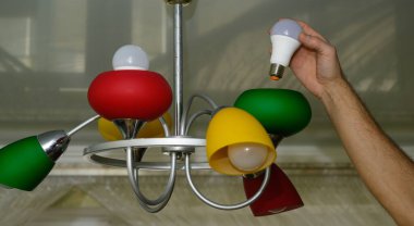 Yanardöner bir ampulü enerji tasarruflu bir LED lambayla değiştirmek