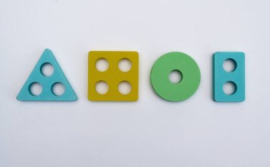 Dört farklı geometrik şekil - üçgen, kare, daire, dikdörtgen. konsept. Beyaz bir arka planda. Bir çocuk mantık oyununun ögeleri