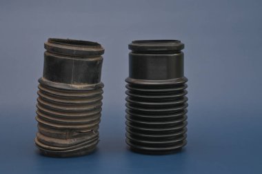 Araba şoku emici için yeni ve eski bir kılıf. mavi arkaplanda