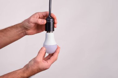 Lambanın lambasını değiştiriyorum..