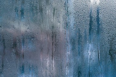 Pencerede çiy damlaları