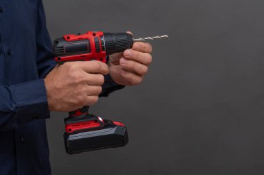 matkabı kablosuz tornavida tutacağına yerleştiriyorum