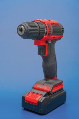 Mavi arkaplanda kablosuz bir tornavida.. 