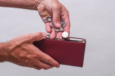 Bir adamın eli cüzdanına bozuk para koyar.. 