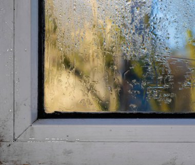 su plastik camda yoğunlaşır.