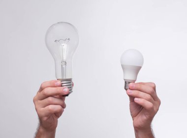 Beyaz arka planda ampuller var. Enerji tasarrufu kavramı