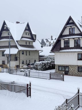 Kar yağdıktan sonra evler karla kaplandı.