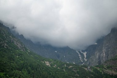 Bulutlu resimli dağ manzarası 