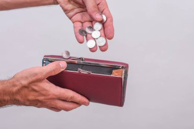 Bir adamın eli cüzdanına bozuk para koyar.. 