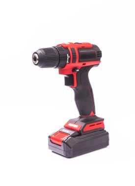 Beyaz arka planda kablosuz elektrikli tornavida. Dikey olarak izole et