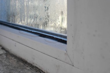 Isıtma ve soğuk yüzünden plastik camdaki su.