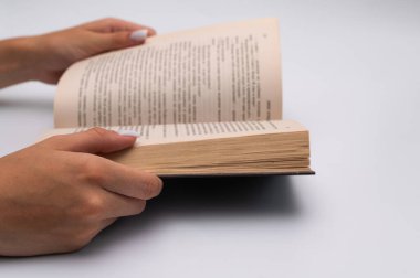 Ellerinle bir kitap aç. yakın plan