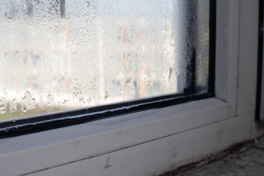 Camdan su akıyor. Odadaki nem ve yoğunluk